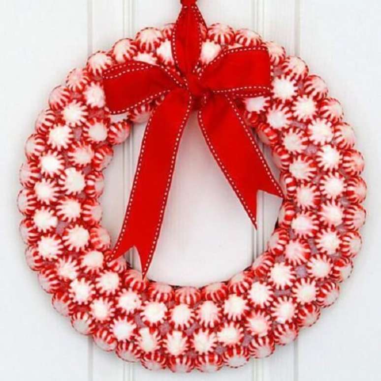 53. Enfeite de natal para porta em tom branco e vermelho. Fonte: Casa e Festa
