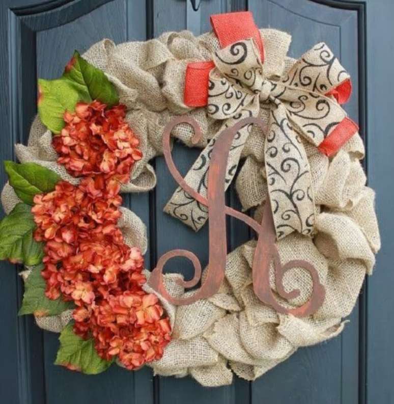 60. Enfeite de natal para porta feito com tecido de juta. Fonte: Pinterest
