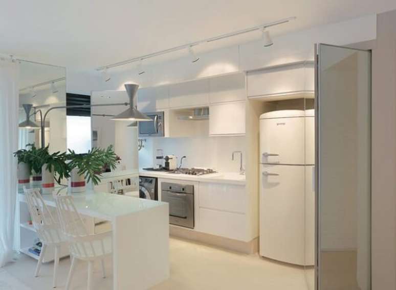 28. Ilumina&ccedil;&atilde;o pontual da cozinha traz eleg&acirc;ncia ao espa&ccedil;o. Fonte: Casa e Jardim