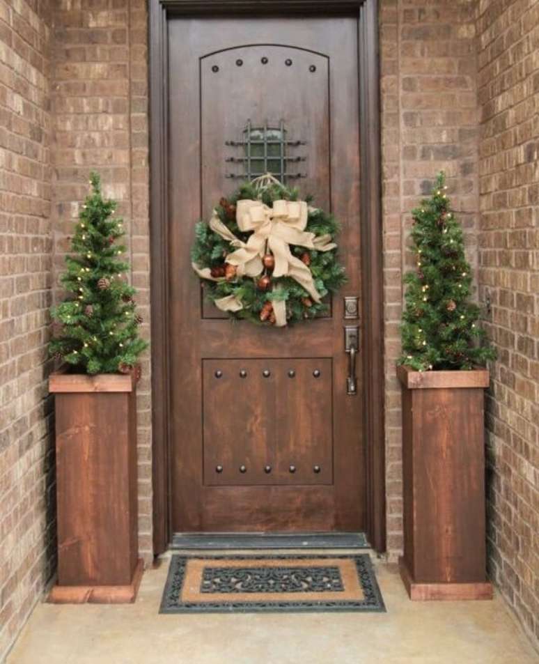 64. Enfeite de natal para porta com ramos e la&ccedil;o de fita. Fonte: Dep&oacute;sito Santa Mariah