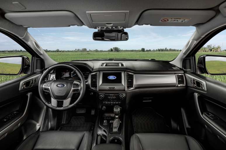 O interior da Ranger Limited tem alto padrão de conectividade e bastante conforto.