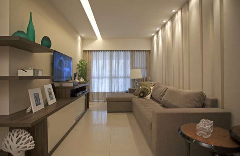 44. Sala de estar compacta com sanca de gesso e Spot de luz quadrado ilumina a parede do sofá. Fonte: Ideias Decor
