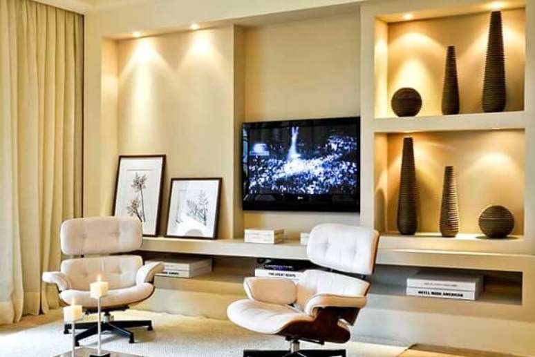 47. Spot de luz embutido no m&oacute;vel do ambiente transforma a decora&ccedil;&atilde;o do local. Fonte: Studio 1202