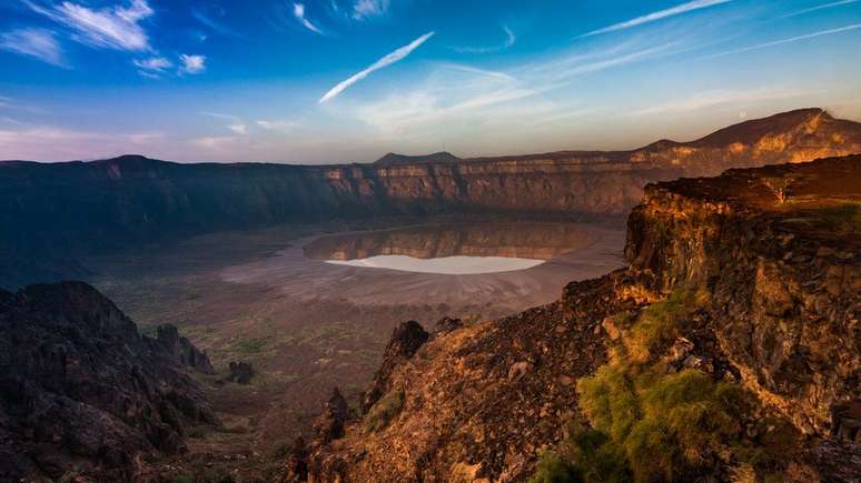 Cratera vulcânica de Al Wahbah, um dos pontos turísticos da Arábia Saudita