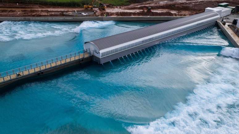 Projeto tamb&eacute;m inclui aulas para iniciantes no surfe