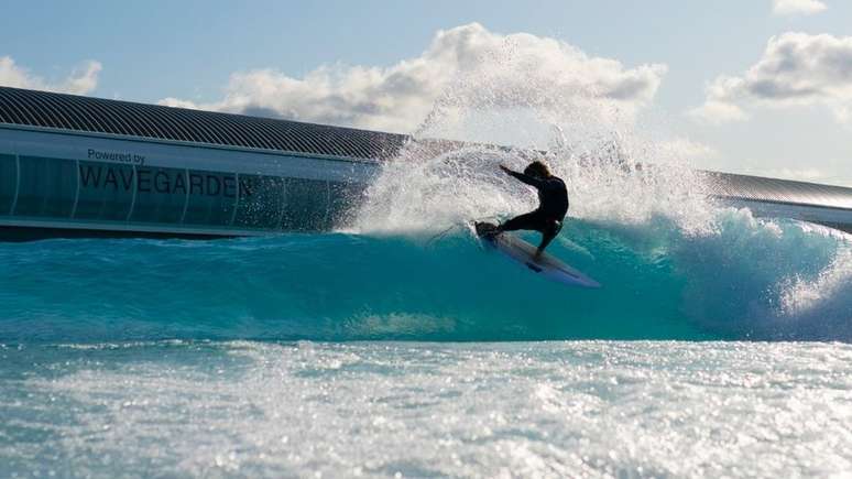 As ondas do complexo imitam ondas que quebram sobre recifes de corais