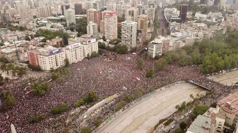 A manifesta&ccedil;&atilde;o da sexta-feira j&aacute; foi classificada como a maior desde o retorno da democracia no Chile