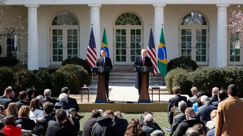Bolsonaro e Trump em foto de março; dados mostram que abraços e apertos de mão entre presidentes não se converteram em aumento de investimentos ou negócios entre os dois países