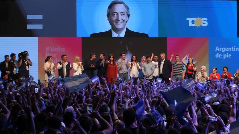 Alberto Fernández e a ex-presidente Cristina Kirchner comemoram os resultados das eleições em Buenos Aires; ambos citaram líderes políticos de outros países latino-americanos, incluindo do Brasil