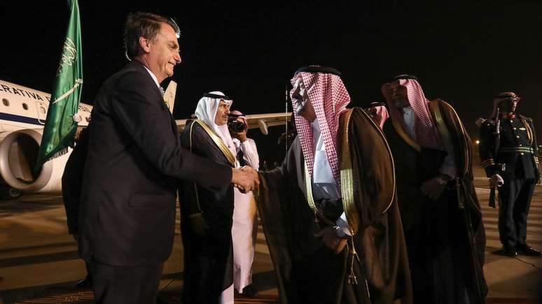 Bolsonaro é recebido pelo governador de Riade, príncipe Faisal bin Bandar Al Saud