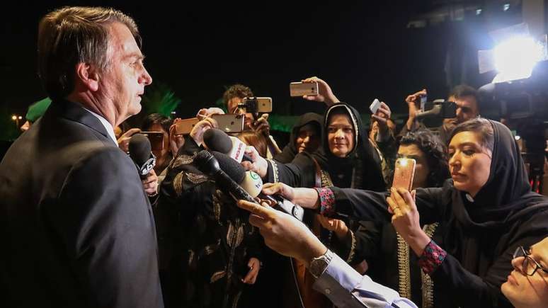 'Vocês estão mais bonitas assim', afirma Bolsonaro a jornalistas brasileiras com vestimenta adequada à lei islâmica