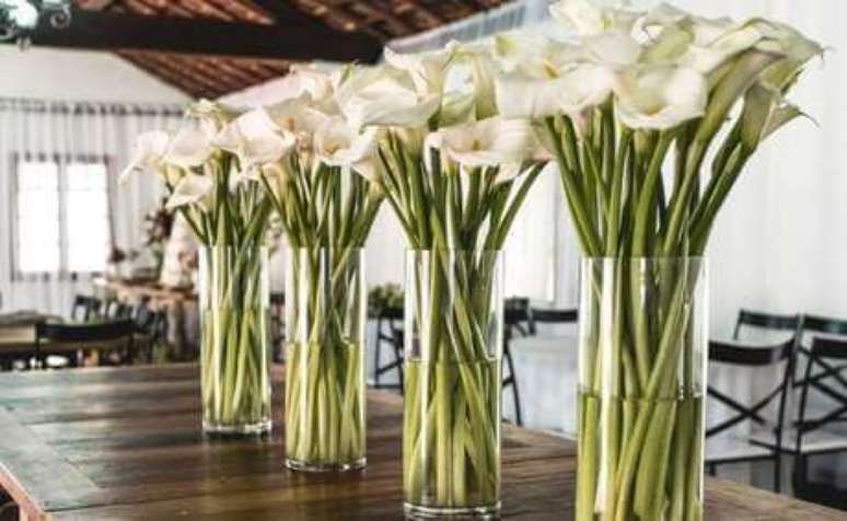 57. Decoração de casamento com copo de leite nos arranjos – Por: Pinterest