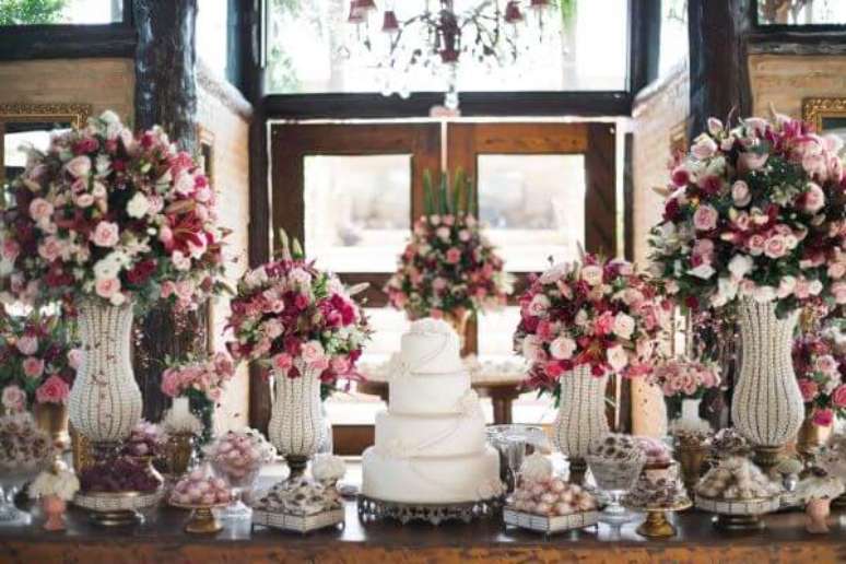 56. Decoração com flores para casamento clássicas e românticas – Por: Pinterest