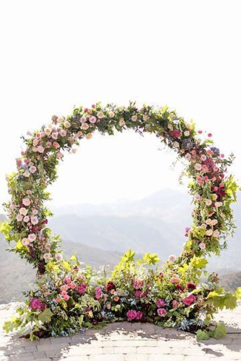 50. Arco de flores para casamento com rosa e amarelo – Por: Pinterest