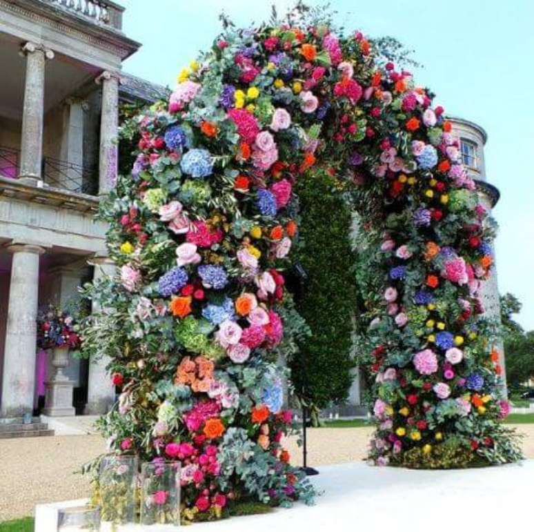 46. Arco de flores para casamento colorido – Por: Pinterest