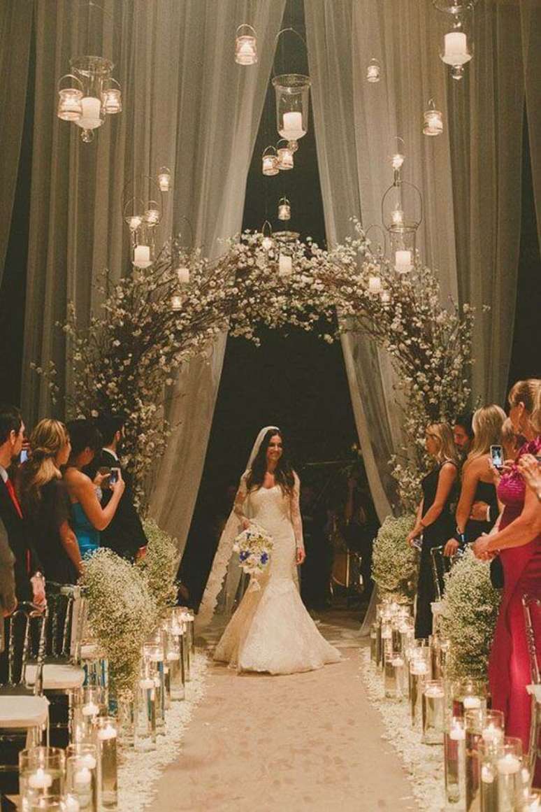 45. Arco de flores para casamento clássico – Por: Pinterest