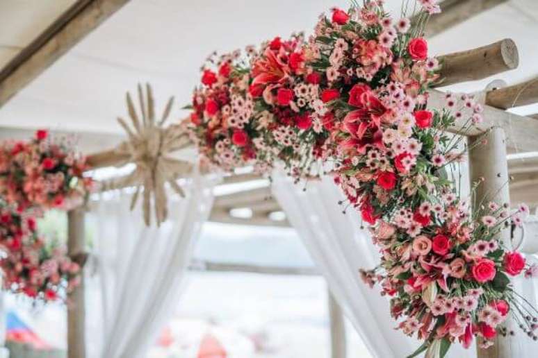 27. Flores para casamento no arco: lírios e Rosas – Por: Pinterest