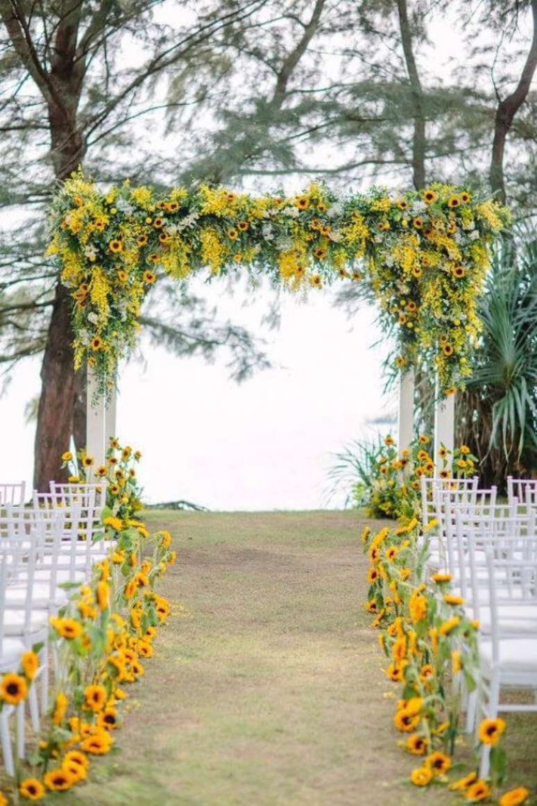 2. Arco e caminho da noiva com flores para casamento com girassol – Por: Pinterest