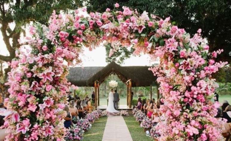 48. Arco de flores para casamento com lírios e lisianthus – Por: Pinterest