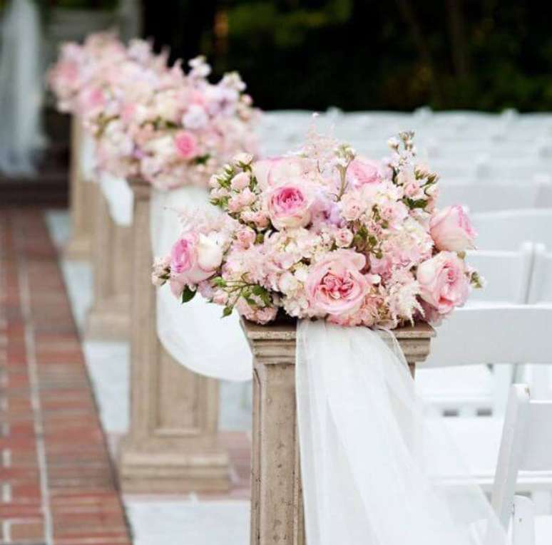 28. Flores para casamento no caminho da noiva – Por: Pinterest