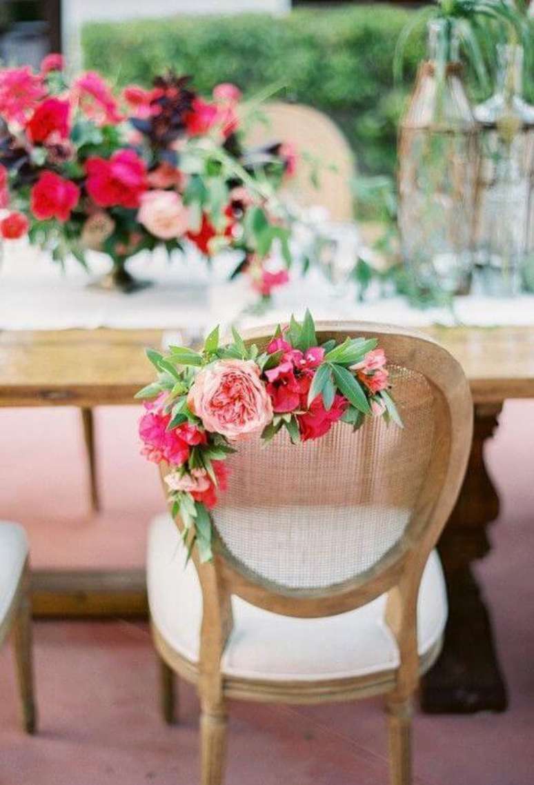 25. Flores para casamento decorando a cadeira da festa – Por: Decor Fácil