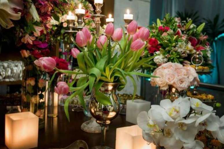 22. Flores para casamento com tulipas e orquídeas – Por: Pinterest