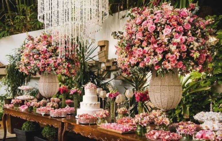 5. Decoração romântica com flores para casamento rosa – Por: Universo das noivas