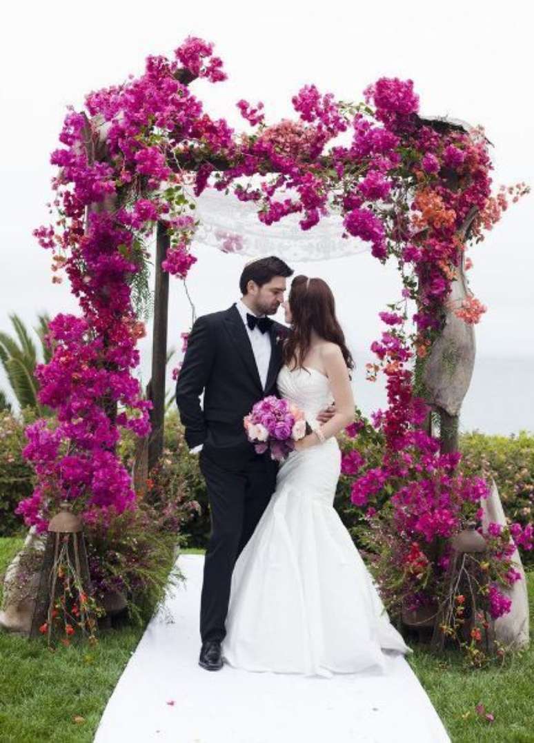 61. Arco de flores para casamento na cor fucsia – Por: Assessoria Internacional