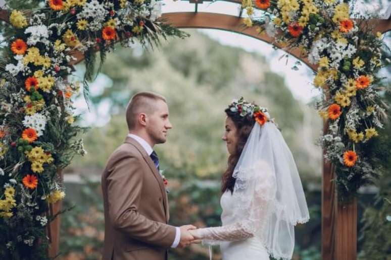 41. Arco de flores para casamento com gérberas e margaridas – Por: Freepik