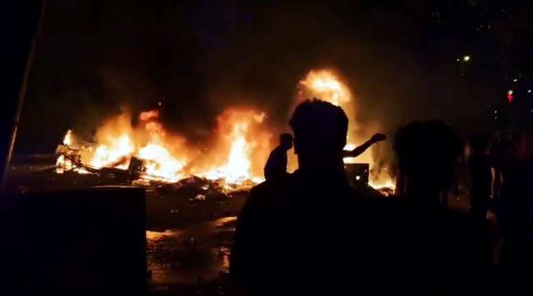 Manifestantes perto de barricada em chamas durante protesto em Kerbala, no Iraque
29/10/2019
Mohammed Al Saady/via REUTERS