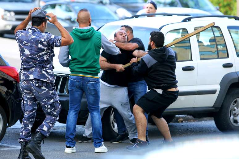 Apoiadores de grupos xiitas do Líbano Hezbollah e Amal brigam com manifestantes durante protesto contra o governo em avenida de Beirute
29/10/2019
REUTERS/Aziz Taher