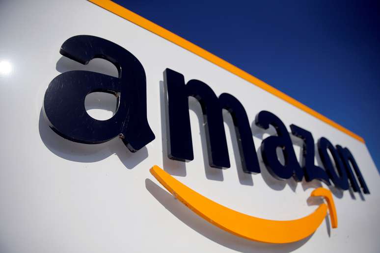 Logotipo da Amazon na frente de centro de log&iacute;stica da empresa em Boves, Fran&ccedil;a. 18/9/2019. REUTERS/Pascal Rossignol