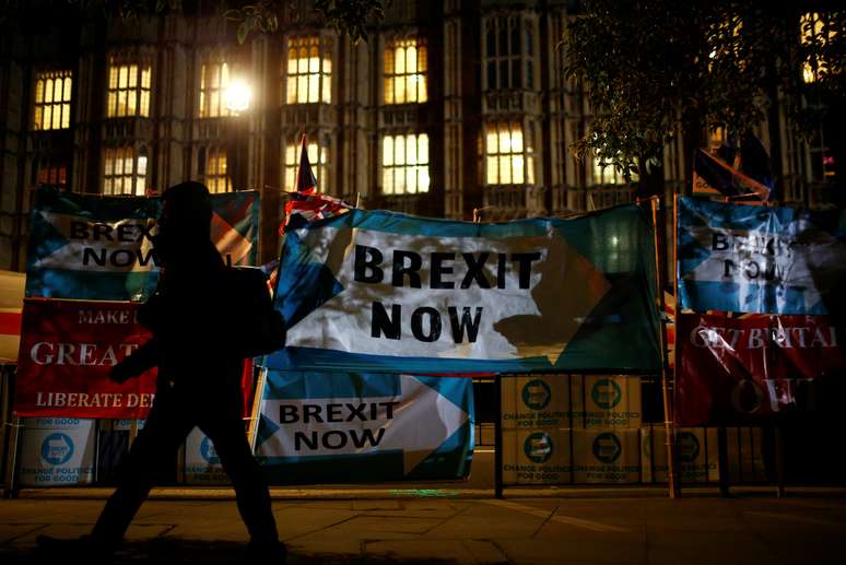 Cartazes anti-Brexit do lado de fora do pr&eacute;dio do Parlamento brit&acirc;nico
29/10/2019
REUTERS/Henry Nicholls