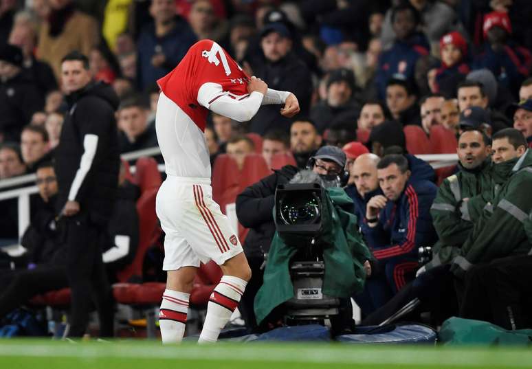 Jogador e capitão do Arsenal, Granit Xhaka, tira a camisa ao ser substituído no jogo de seu time contra o Crystal Palace, pelo comapeonato inglês.  27/10/2019  Action Images via Reuters/Tony O'Brien  