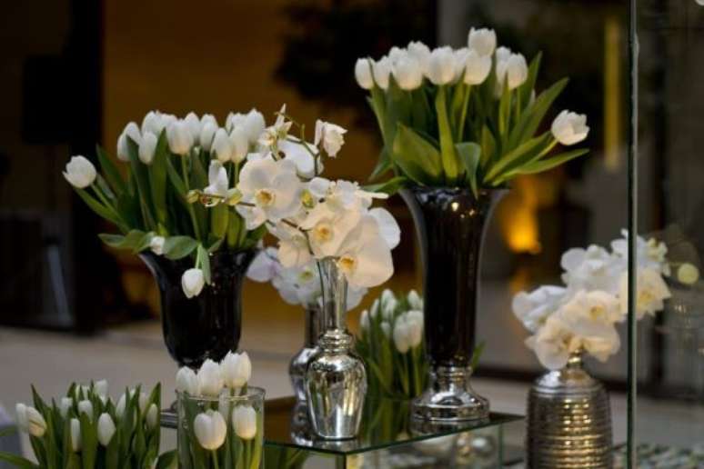 3. Flores para casamento clássico repletas de tulipas e orquídeas brancas – Por: Eco Glora