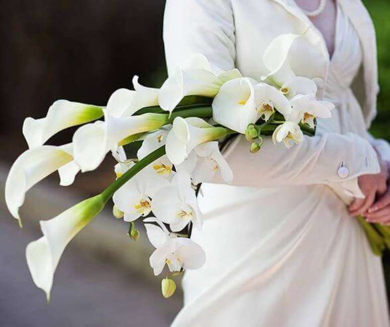 6. Buquê de noiva com as flores para casamento do tipo copo de leite e orquídeas na cor branca – Por: Pinterest