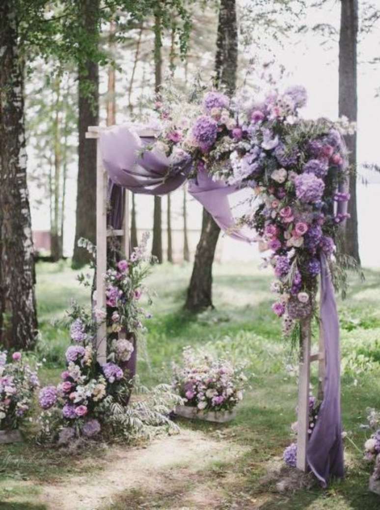31. Flores para casamento em tons de lilás, combinando com o arco – Por: Pinterest