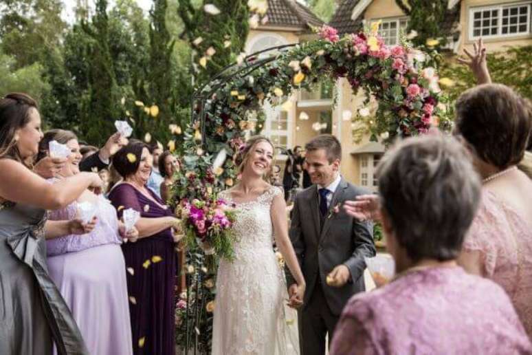 44. Arco de flores para casamento ao ar livre – Por: Le Jour