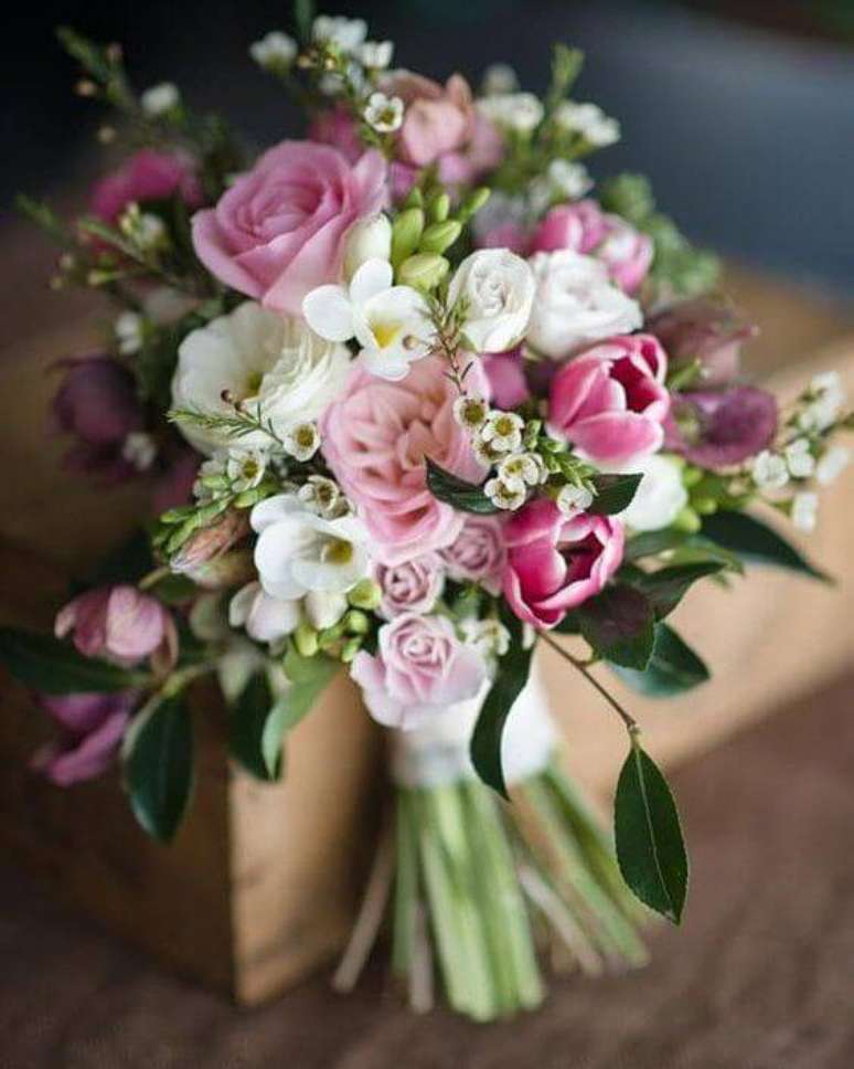 54. Buquê de flores de casamento com tulipas e rosas – Por: Pinterest