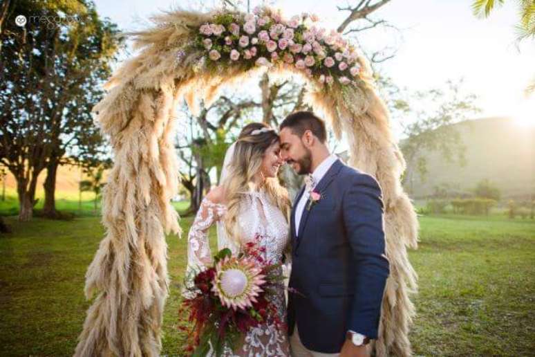 10. Flores para casamento com protea no buquê e capim dos pampas no arco – Por: Vestidos para casar