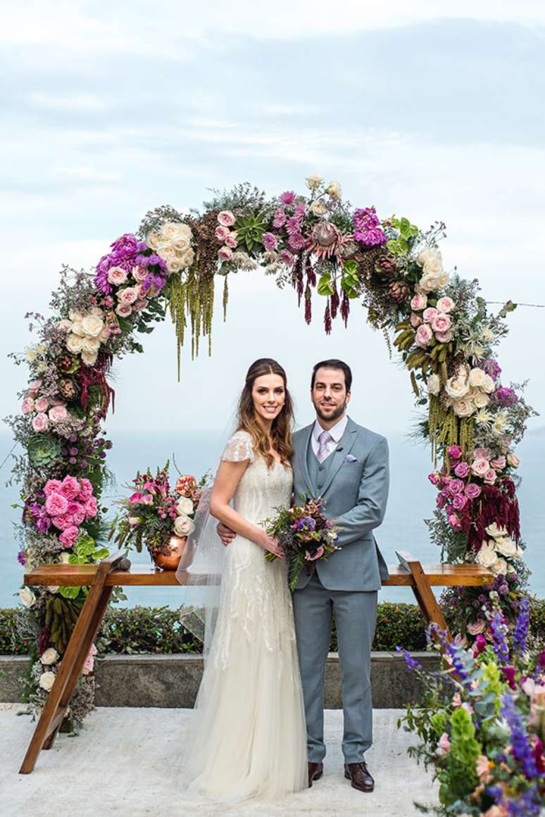 42. Arco de flores para casamento ao ar livre – Por: Blog da Maria Fernanda
