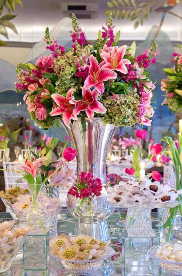 14. Flores para casamento lírios cor de rosa na mesa de doces – Por: Pinterest