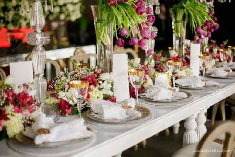 21. Flores para casamento com tulipas no centro de mesa – Por: Bel Ornelas