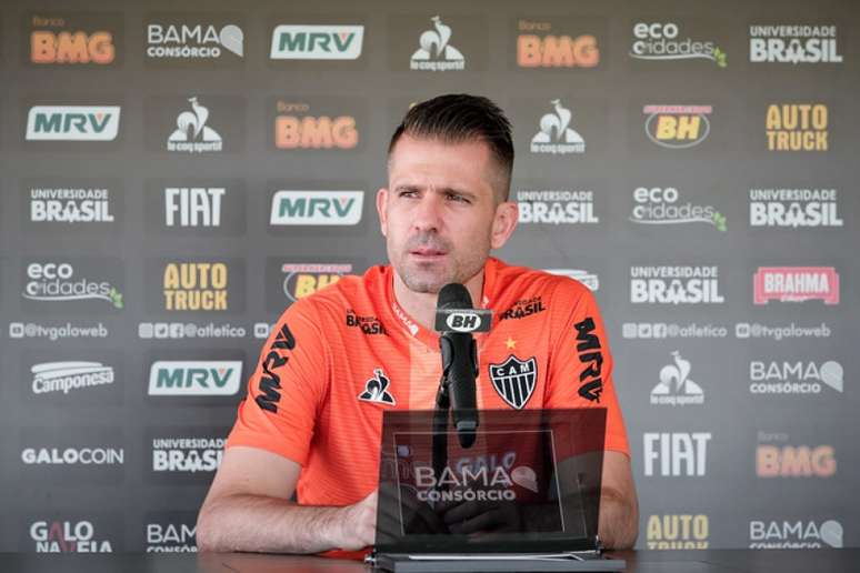 Victor treinou sem sentir dores no joelho esquerdo, local da tendinite que o tirou dos gramados-(Bruno Cantini/Atlético-MG)