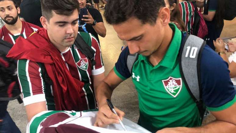 Ganso foi um dos mais festejados na chegada da delegação (Foto: Divulgação/Fluminense)