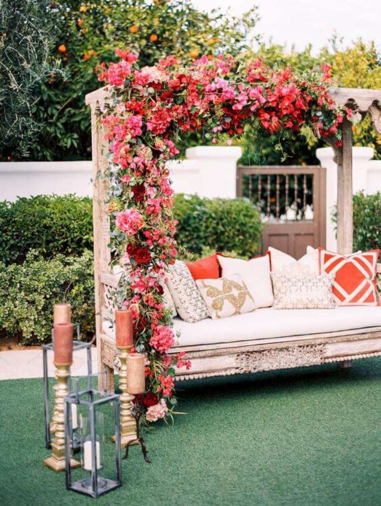 51. Arco de flores para casamento rosa e vermelho – Por: Pinterest