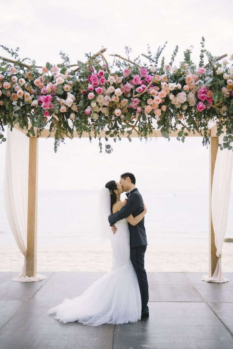 19. Flores para casamento com lisianthus no arco – Por: Decor Fácil