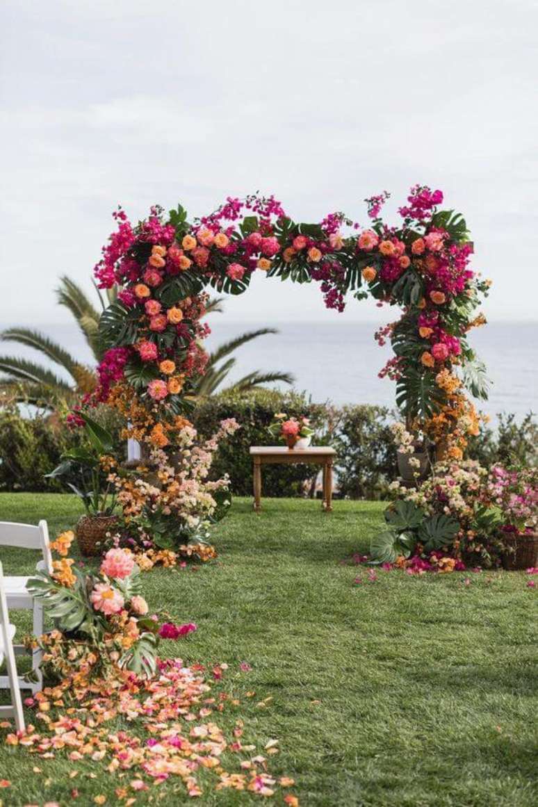 65. As flores para casamento coloridas são lindas para compor o arco – Por: Pinterest