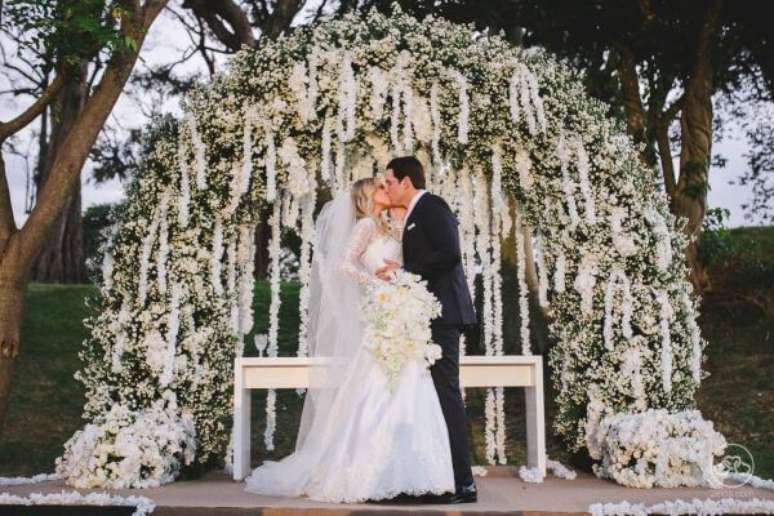 17. Arco de flores para casamento clássico ao ar livre – Por: Lejour