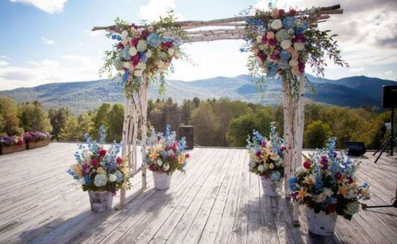 58. Decoração de casamento com hortênsias no arco – Por: Dicas de Mulher